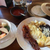 Dan's Café Deluxe food